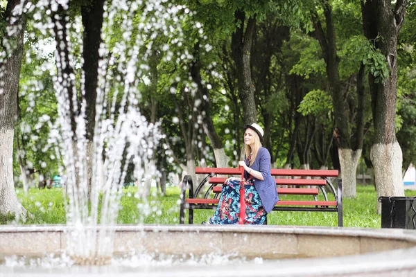 우산으로 거리에 있는 여자 — 스톡 사진