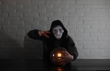 Bir fortune teller top olan bir adam