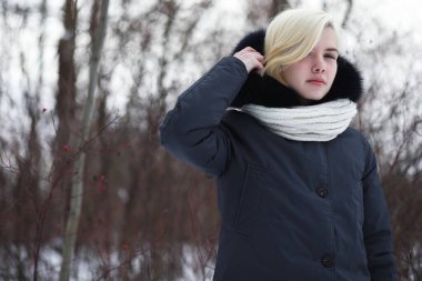 Genç ve güzel bir kız kış parkında yürüyüşe çıkmış.