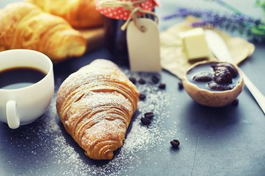 Taze hamur işleri masada. Fransız aromalı kruvasan.