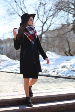 Güneşli havalarda bir yürüyüşte kız