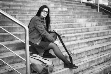 Genç hippi kız bir kaykay sürme. Kızlar kız f