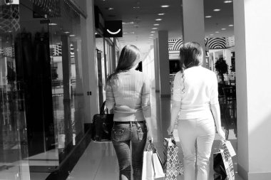 Siyah beyaz fotoğraf alışveriş kızlar