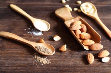 Bal ile kahvaltı için masaya taze fındık