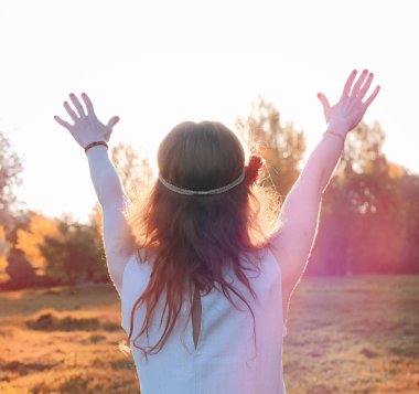 Bir parkta yürümek bir kız. Bahar Kızıl saçlı kız 