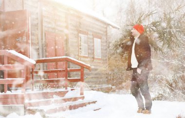 Sokakta kesilmiş bir Noel ağacı olan bir adam. N için Hazırlık