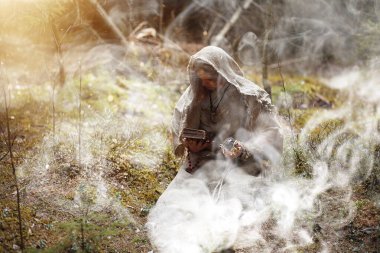 Karanlık bir ormanda bir ritüel bir cüppe içinde geçirir