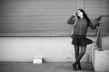 Genç hippi kız bir kaykay sürme. Kızlar kız f