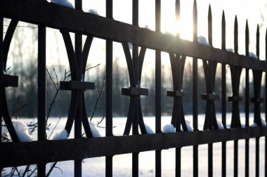 sivri güneş ile çit