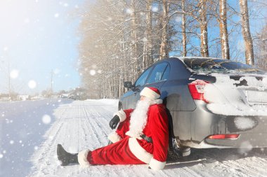 Noel Baba hediyeleri ile açık gelir. Noel Baba kırmızı bir SÜ