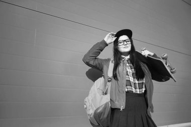 Genç hippi kız bir kaykay sürme. Kızlar kız f