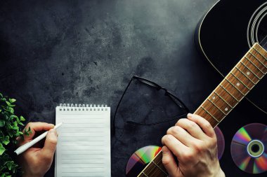 Gitar ve aksesuarlar taş zeminde. Masa müzisyeni, hea