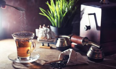 Ahşap bir tabloda çay demleme