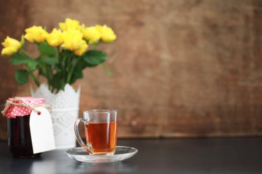 bir fincan çay tablo