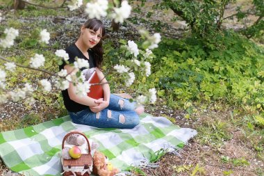 Çocuklu bir parkta güzel kız