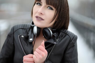 Kız müzik açık havada için dinlerken kulaklık