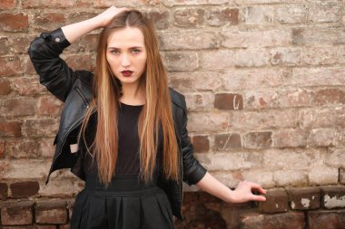 Şehrin içinde bir deri yelek sokak aşağı bir kız yürüyor bir 