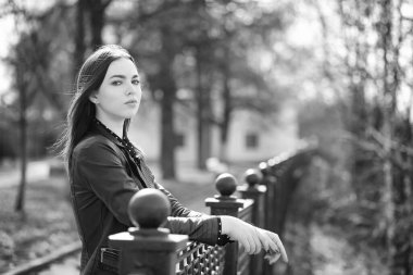 Bahar şehrin içinden bir yürüyüşte kız