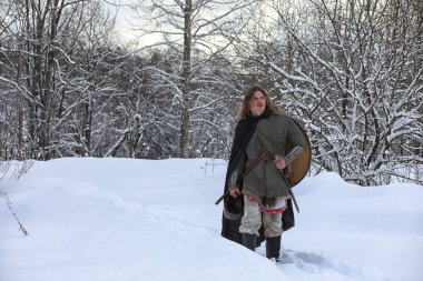 Defender'ı posta zırh genç savaşçı