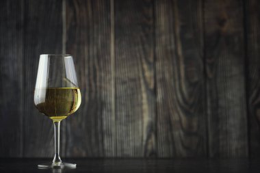 Masada şeffaf beyaz şarap şişesi var. Beyaz şarap!