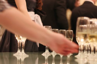 Düğün aksesuarları. Gelin buketi ve şampanya bardağı.