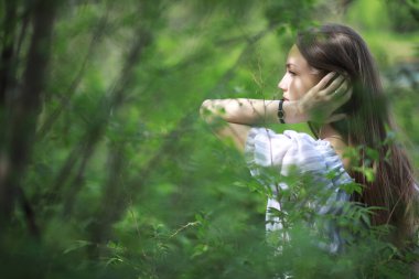 Bir kız bir bahar yeşil park