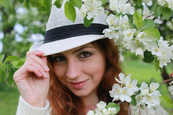 Niña en flor de jardín de manzana —  Fotos de Stock