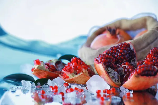 Ripe grains of pomegranate on the table. Pomegranate juice. — Stock Photo, Image