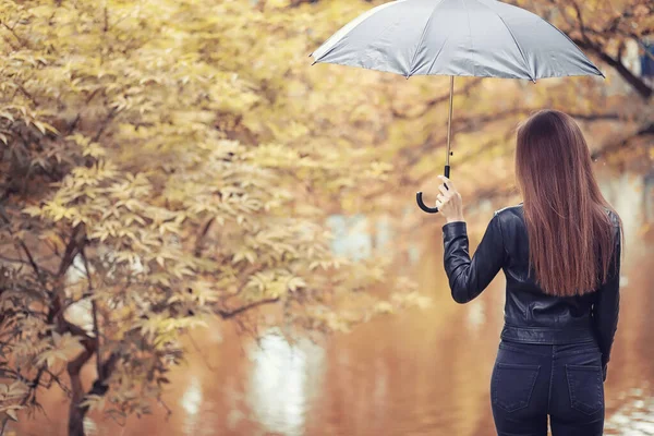 Ragazza nel parco autunnale — Foto Stock