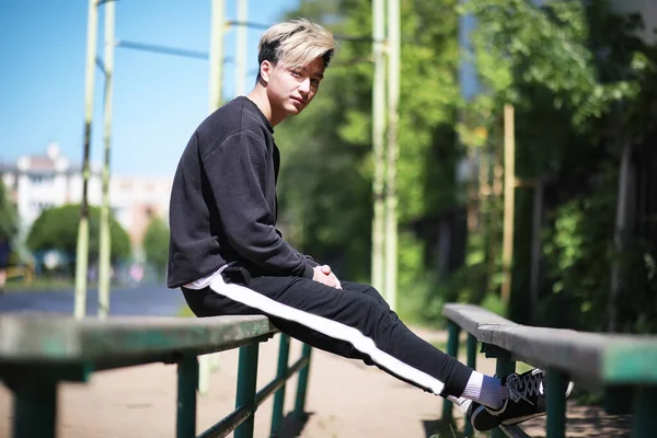 Un hombre en ropa deportiva al aire libre —  Fotos de Stock