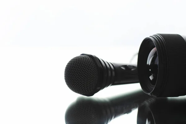 El micrófono está sobre la mesa. Concepto de periodismo . —  Fotos de Stock