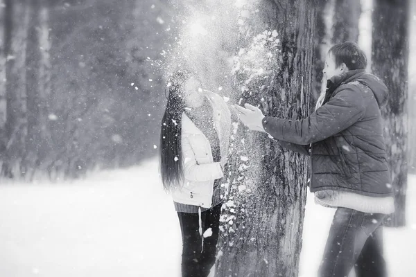 Milující pár na zimní procházku. Muž a žena na den v — Stock fotografie