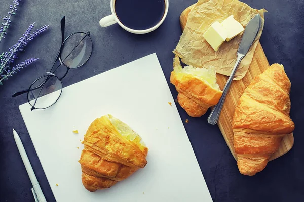 Frisches Gebäck auf dem Tisch. Croissant mit französischem Geschmack. — Stockfoto
