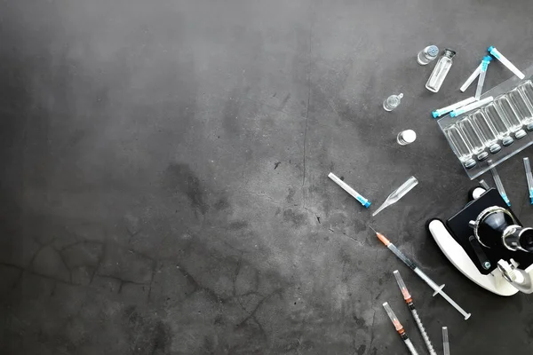 Vaccination. Disposable syringes and test tubes with medicinal v — Stock Photo, Image