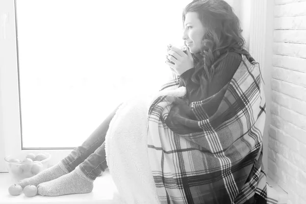 Chica en la ventana en blanco y negro — Foto de Stock