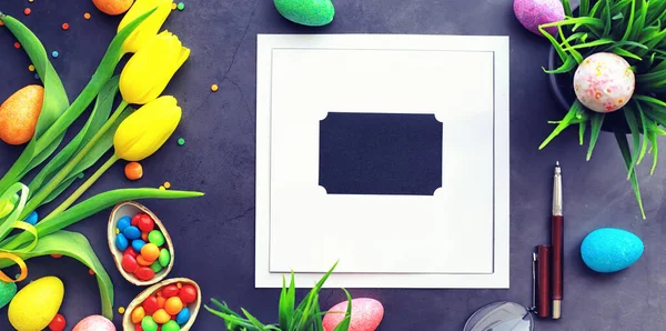 Fondo de Pascua sobre piedra negra. Huevos multicolores y dulces . —  Fotos de Stock