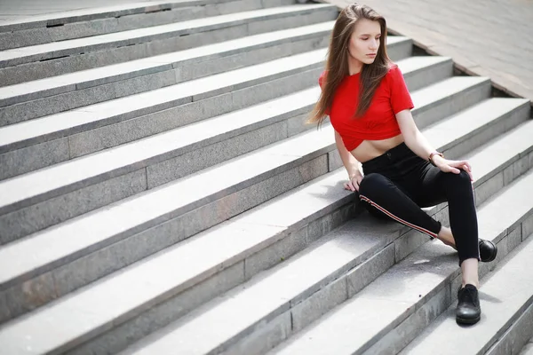 Дівчина позує на сходах будівлі — стокове фото