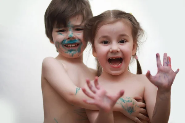 Un enfant peint son visage avec des couleurs — Photo