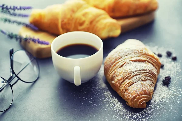 Tuoreita leivonnaisia pöydällä. Ranskanmakuinen croissant . — kuvapankkivalokuva