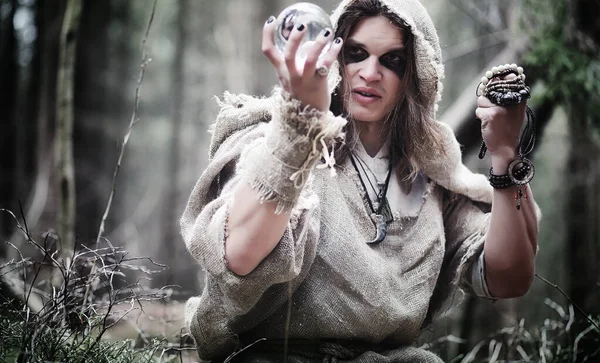 Magicien de fées. Un sorcier avec une sphère de verre, un sort magique — Photo