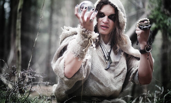 Волшебник-фея. Волшебник со стеклянной сферой, волшебное заклинание
 