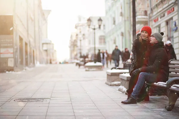 Pasangan muda berjalan melalui musim dingin — Stok Foto