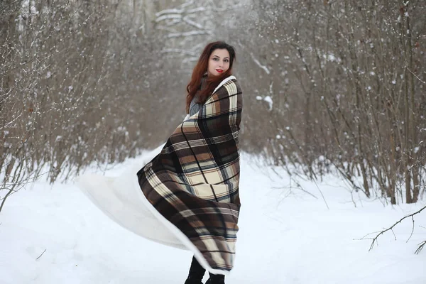 Vacker flicka i en vacker vinter park — Stockfoto