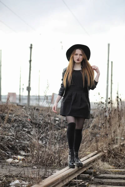 Young beautiful girl in a hat and with a dark make-up outside. G — Stock Photo, Image