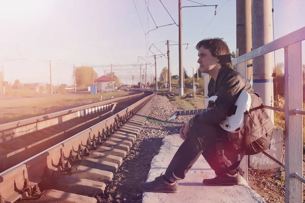Egy ember, egy elektromos gitárt a vasúti. A zenész egy le — Stock Fotó