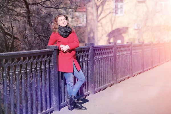 街で赤いコートで散歩できれいな女の子 — ストック写真