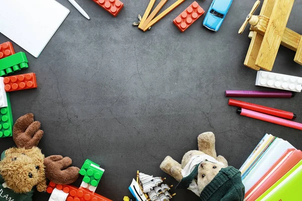 Contesto. Giocattoli per bambini sul tavolo. Spazio tra i bambini a — Foto Stock