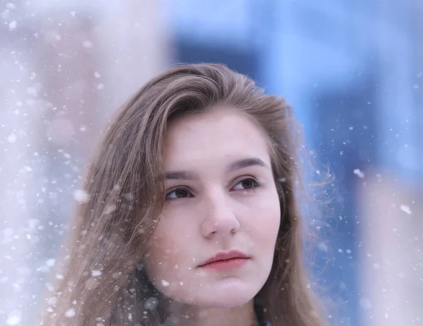 Menina jovem ao ar livre no inverno. Modelo menina posando ao ar livre em um w — Fotografia de Stock