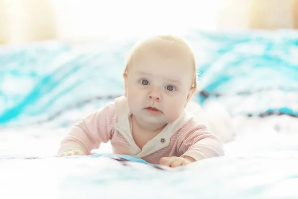 Ein neugeborenes Baby liegt auf einem weichen Bett. — Stockfoto