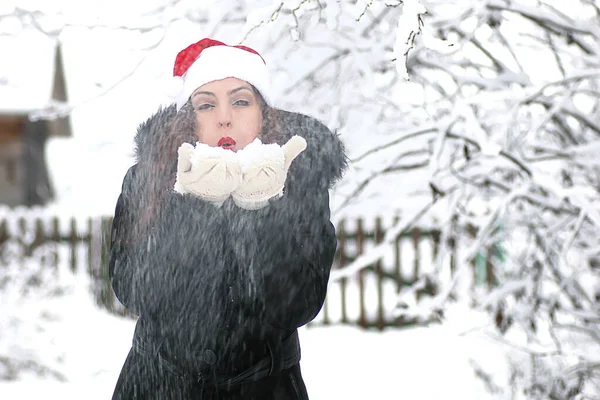Vacker flicka i snöig vinterdag — Stockfoto